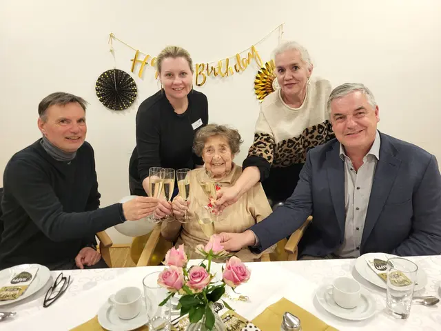 Jubilarin Martha Potoschnigg strahlte an ihrem 103. Geburtstag gemeinsam mit dem Bgm. Karlheinz Schuster, Hausleiterin Kathrin Hopfer, Pflegedienstleiterin Isabella Antensteiner und Bgm. Karl Bohnstingl (v.l.) | Foto: SeneCura