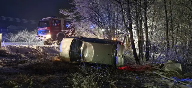 Das Auto kam auf der Fahrerseite zum Liegen. | Foto: Feuerwehr Ort