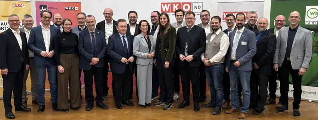 Entscheidungsträger aus dem Bezirk Zwettl beim offiziellen Pressefoto nach dem Wirtschaftskammerempfang in Zwettl. | Foto: Bernhard Schabauer