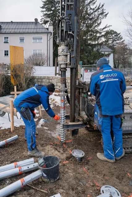 Im Stadtteil Liefering in der Stauffeneggstraße baut die Stadt Salzburg einen Kindergarten aus. Insgesamt 240 Schraubfundamente werden in den Boden gesetzt. | Foto: Stadt Salzburg/Alexander Killer