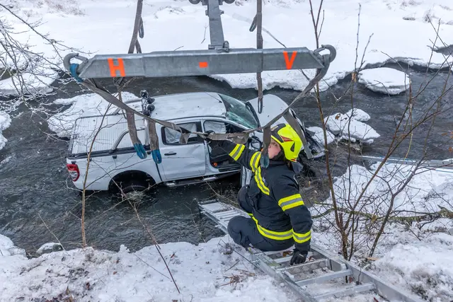 Der 42-Jährige erlitt leichte Verletzungen und wurde in das Klinikum Wels gebracht. | Foto: Hermann Kollinger