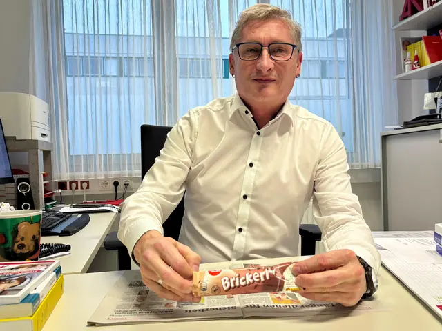 Auch in der Arbeiterkammer in Horn, bei Bezirksstellenleiter Andres Riedl, wird MeinBezirk Horn gelesen und "Brickerl" geschleckt! | Foto: Markus Kahrer