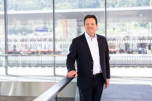 René Zumtobel betont die Bedeutung der Linie 456 als zentrale Verkehrsachse im Tiroler Inntal. | Foto: Land Tirol/Steinlechner