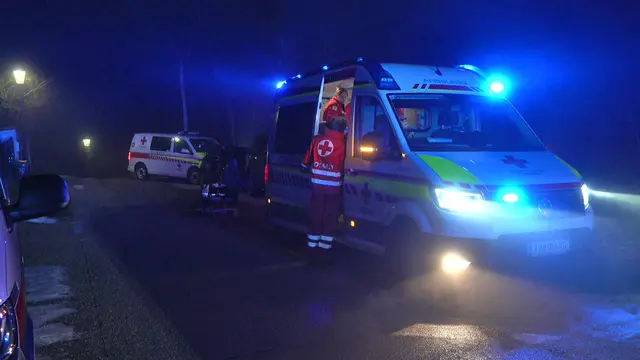 Die Rettungskräfte kümmerten sich um die Frau. | Foto: Pressestelle BFKDO BADEN / Stefan Schneider