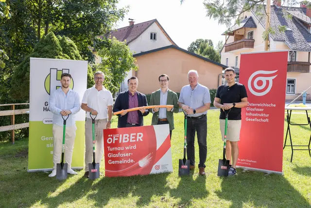 Eines der Projekte im vergangenen Jahr, der Start zum Glasfaserausbau: Andreas Hemmer (öGIG), Engelbert Pignitter (Gebrüder Haider), Stephan Imre (öGIG) Bürgermeister Stefan Hofer, Vizebürgermeister Berthold Strobl und Gemeindekassier Stefan Höfler. | Foto: Martin Meieregger