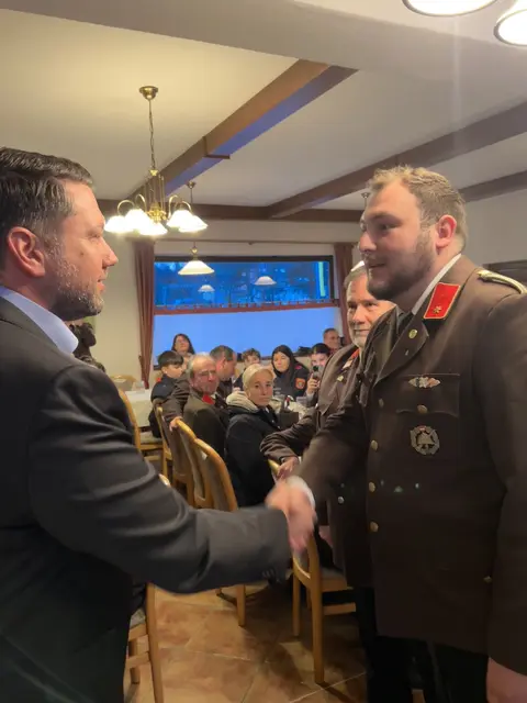 Bei der Freiwilligen Feuerwehr Tullnerbach gab es einen Generationenwechsel. Paul Porteder gratulierte Mathias Willner zum Kommandanten. | Foto: VP Tullnerbach