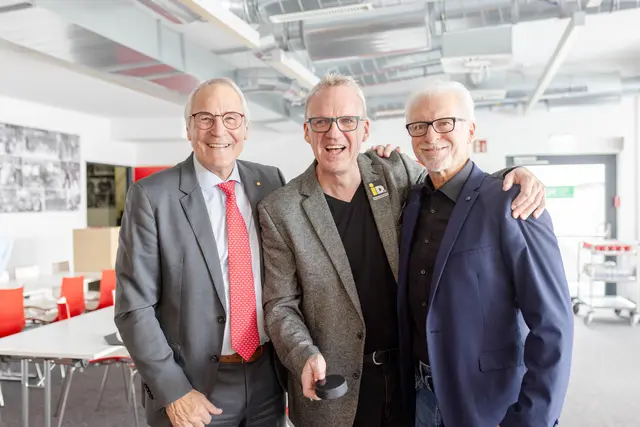 v.l.: Alois Schloder, Ralph "The Voice" Schader und Greg Holst freuen sich auf ein Wiedersehen bei der Eishockey-Olympiagala in Landshut. | Foto: SUE