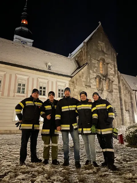 Die Feuerwehr-Kameraden beim traditionellen Punsch-Ausschank am Heiligen Abend im Stiftshof von Heiligenkreuz | Foto: Lauren Fahrenberger / MeinBezirk