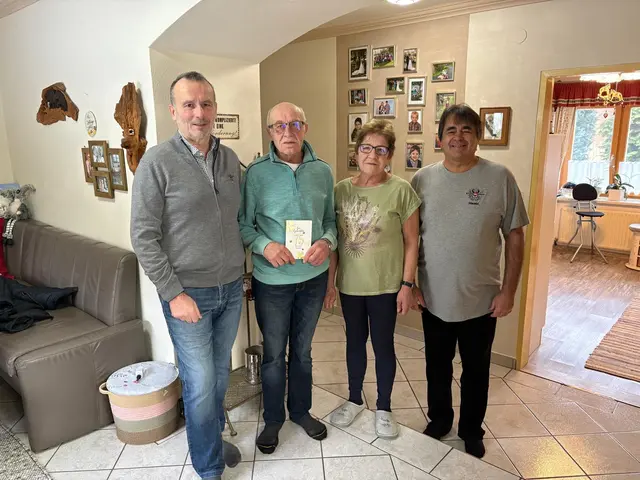 Bezirksparteiobmann FPÖ-Nationalratsabgeordneter Alois Kainz, Jubilar Anton Hofbauer, Gattin Roswitha Hofbauer und Harald Kretschmar (v.l.). | Foto: FPÖ