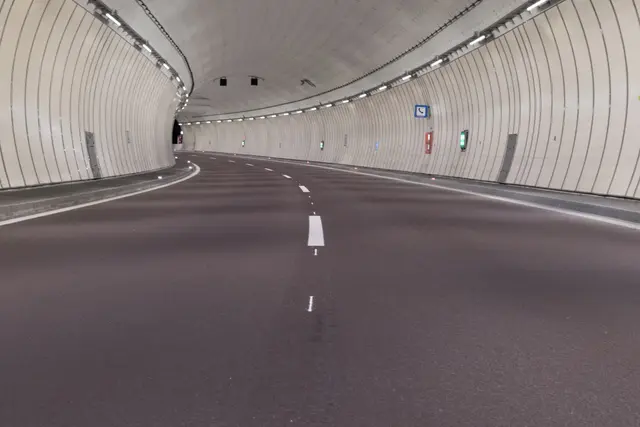 Der verunfallte Pkw kam nach der Kollision mit einem Sattelzug im Arlbergtunnel auf dem Dach zum Liegen. Die Lenkerin wurde leicht verletzt, der Tunnel musste mehrere Stunden gesperrt werden. | Foto: ASFINAG 