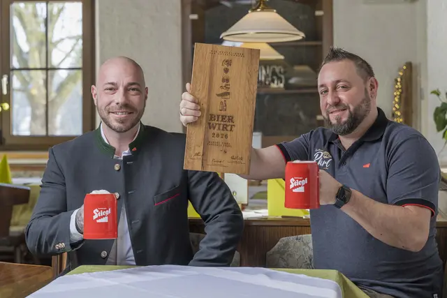 Der „Wirtshausführer Bierwirt 2026“ Manuel Pfarl (r) nahm die Auszeichnung von Stiegl-Bierversilberer Marc Mayrhofer entgegen.
 | Foto: Foto Neumayr 