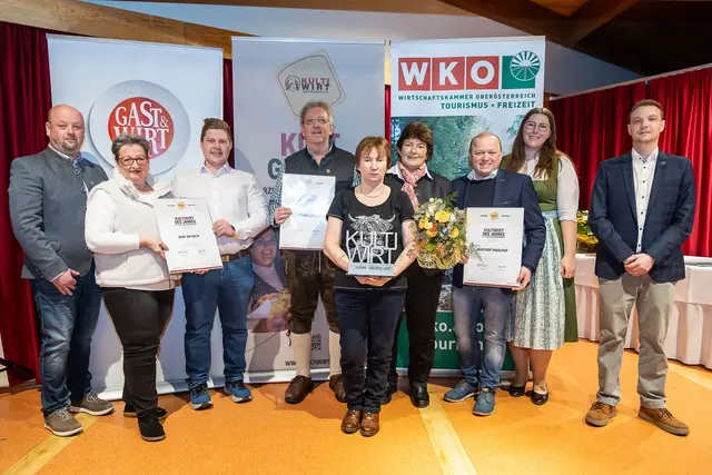 KultiWirte-Obmann Reinhard Guttner, Claudia und Christoph Naderer (Wirt am Bach), Gottfried und Karoline Spitzer mit ihrer langjährigen Köchin Christine Kofler (Landgasthof Spitzerwirt), Christoph Bergthaler (Gasthof Engelhof), Michaela Hölzl (Projektleiterin KultiWirte) und Laudator Oliver Hausleithner (Firma Kastner) | Foto: Cityfoto