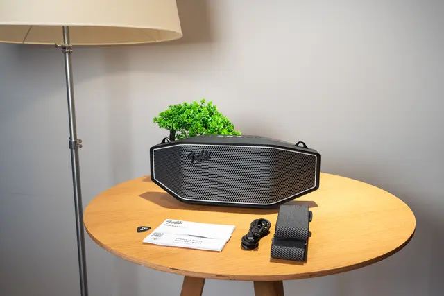 Der Fender x Teufel ROCKSTER CROSS 2 kommt mit einem Tragegurt und einem Plektrum.