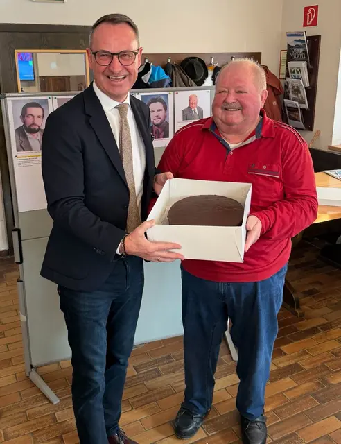 Bundesrat Bürgermeister Dominik Reisinger überreicht eine Torte zum 80-jährigen Bestehen der SPÖ Klaffer an Ortsparteivorsitzenden Günther Stadlbauer | Foto: SPÖ