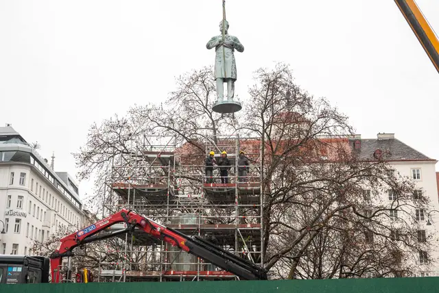 Die Figur des Lueger-Denkmals wurde per Kran abgenommen, im Zuge der Kontextualisierung wird sie gereingt – die Patina der Bronze-Statue bleibt allerdings erhalten. | Foto: Wolfgang Thaler/KÖR Wien