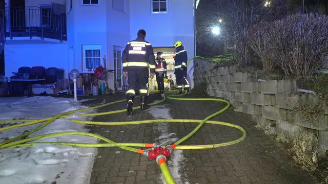 Die Feuerwehr löscht. | Foto: Pressestelle BFKDO BADEN / Stefan Schneider