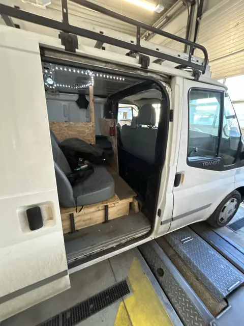 In dieses Fahrzeug wurde eine Sitzbank hineingebastelt. | Foto: LPD Wien