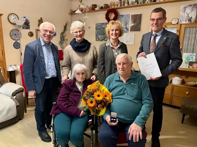 Pfarrer Sepp Schachinger, Senioren-Vertreterin Margit Koch, Bürgermeisterin Margarete Jarmer und Bezirkshauptmann Stefan Grusch gratulierten Elfriede und Norbert Ableidinger. | Foto: Markus Kahrer