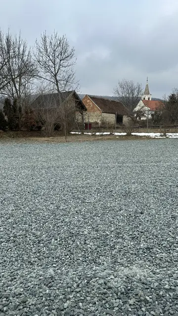 Kritische Asbestfunde machte Greenpeace auch auf dem Friedhofparkplatz in Bozsok (Ungarn). | Foto: Greenpeace