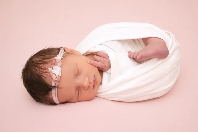 Name: Viola
Geburtsdatum: 1.12.2025
Gewicht: 3.670 g
Größe: 52 cm
Eltern: Birgit und David Novak aus Feldbach | Foto: Babysmile