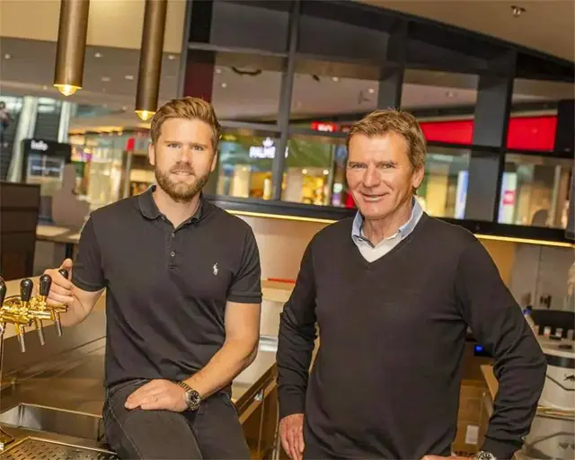 Paul und Peter Haas sind froh über die Koralmbahn, sie sorgt mit den zahlreichen steirischen Gästen für mehr Frequenz und Geschäft in ihren Klagenfurter Lokalen. | Foto: Zum Augustin/FB