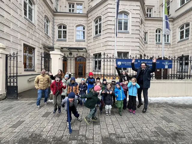 Die Schulkinder der Volksschule Notre Dame De Sion unterstützen die Umgestaltung des Unteren Burggassen-Angers: Ihr Schulweg wird dadurch deutlich sicherer. Bezirksvorsteher Markus Reiter (Grüne, r.) freut das. | Foto: BV7