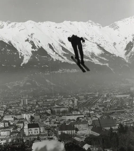 Skispringer auf der Großschanze am Bergisel, Olympische Winterspiele 1976, Stadtarchiv Innsbruck, ohne Signatur, Fotograf Richard Frischauf. | Foto: Universitätsverlag Wagner