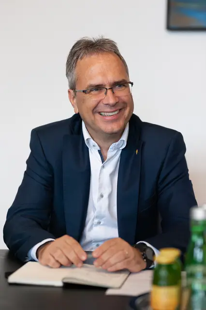 Rektor Peter Riedler spricht sich für eine weitere Verkehrsberuhigung rund um die Universität aus.  | Foto: Fotokuchl