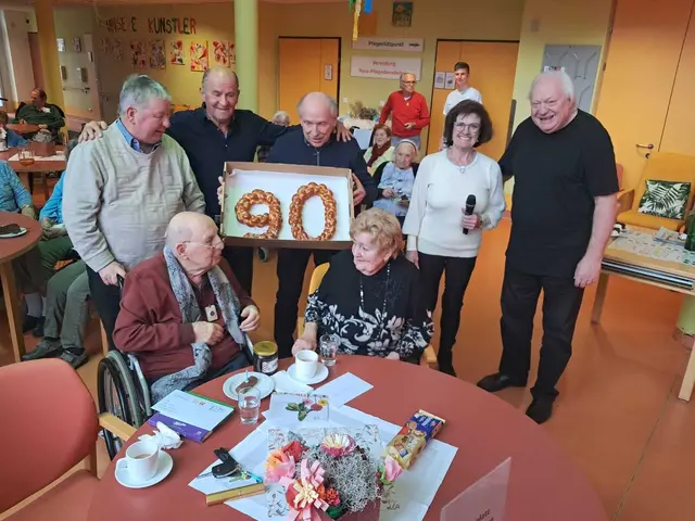 Werner Haindl und Erich Timischl beschenkten Herbert Eitler mit einem 90ziger aus brioche!