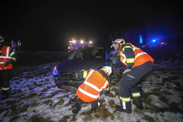 Ein Pkw kam von der Paschinger Straße in Marchtrenk von der Fahrbahn ab und landete im Feld daneben. | Foto: laumat.at