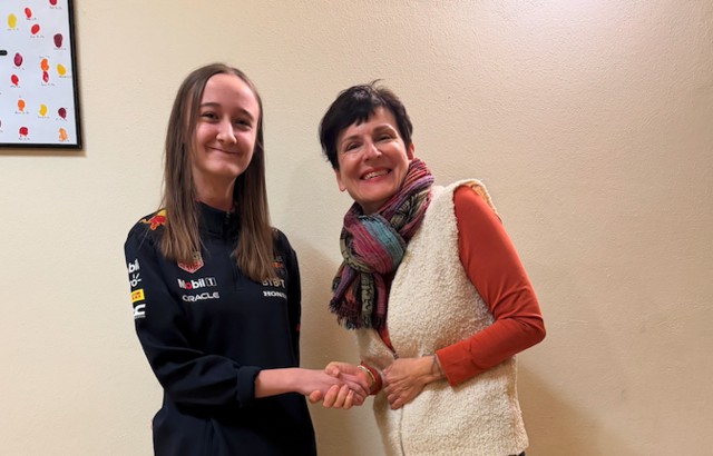 Edda Saminger, Direktorin der IMS Langenhart, gratuliert Schülerin Sara, die in Mathe die Höchstpunktzahl erreicht hat .  | Foto: IMS Langenhart