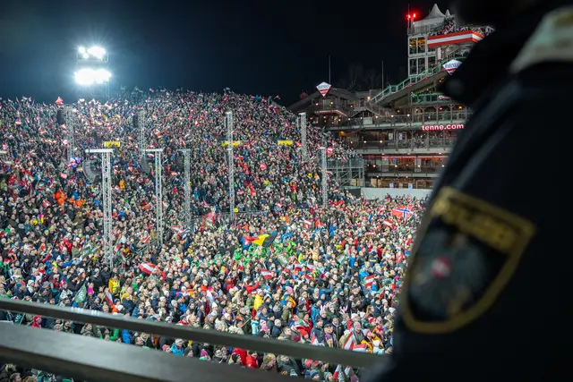 Vor run 22.500 Fans ging am Mittwochabend im ausverkauften Planai-Stadion der Nachtslalom über die Bühne – und zwar ohne größere Zwischenfälle, wie die Polizei betont.  | Foto: LPD Stmk/Huber 