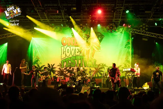 Österreichs größtes Reggae-Festival feiert 50 Jahre Wiesen-Festivalkultur mit einem hochkarätigen Line-up aus Legenden und modernen Ikonen.  | Foto: One Love Festival / Yeke