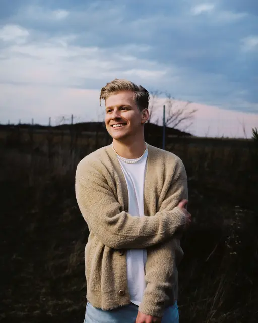 Thorsteinn Einarsson, der gebürtige Isländer mit Wahlheimat Österreich, steht für modernen, internationalen Pop mit enormer Bühnenpräsenz.  | Foto: Amine Sebaur