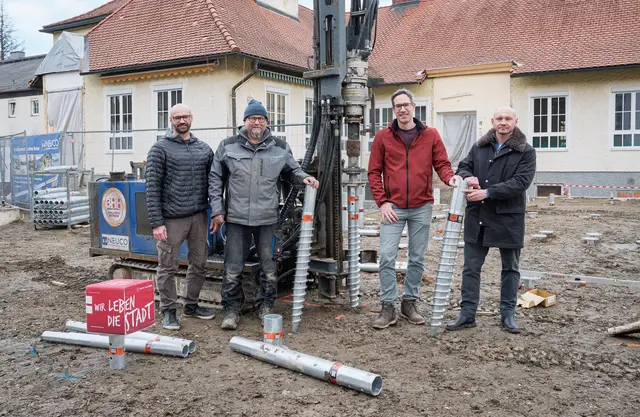Im Stadtteil Liefering in der Stauffeneggstraße baut die Stadt Salzburg einen Kindergarten aus. Insgesamt 240 Schraubfundamente werden in den Boden gesetzt. | Foto: Stadt Salzburg/Alexander Killer