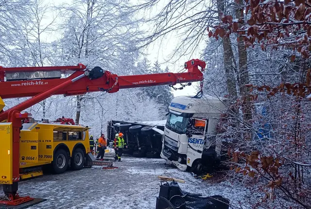 Der Lkw war in den frühen Morgenstunden von der Straße abgekommen. | Foto: Daniel Scharinger