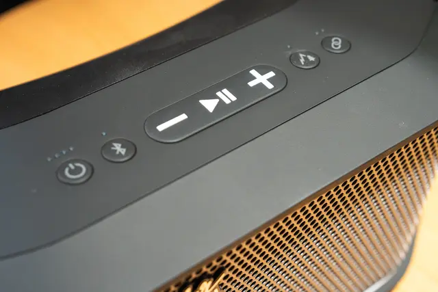 Die Bedienelemente auf der Oberseite der portablen Speaker sind gummiert.