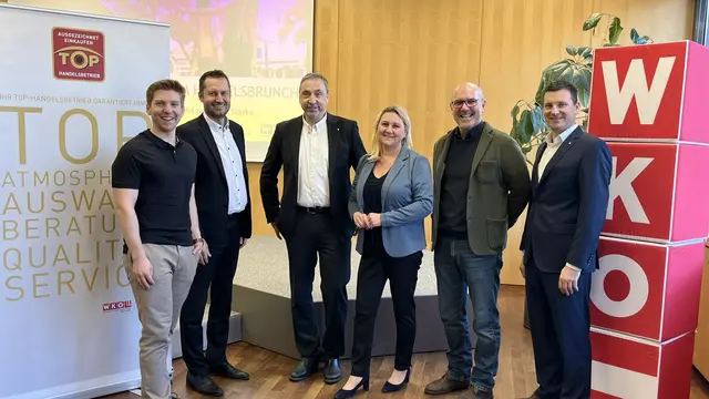 Moritz Weibold (Softwarebude OG), Thomas Peterseil (Realism), Gerald Walter (Obmann Versand-, Internet- &amp; Allgemeiner Handel OÖ), Sigrid Schuster,  (Leiterin WKO Gmunden), Adolf Seifried (Spartenobmann-Stv. Handel, Obmann Fahrzeughandel OÖ), Christoph Redl (Spartengeschäftsführer Handel WKOÖ). | Foto: WKO Gmunden