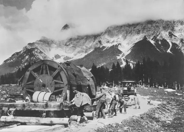 Seiltransport vom Bahnhof zur Talstation 1924/25 | Foto: Tiroler Zugspitzbahn