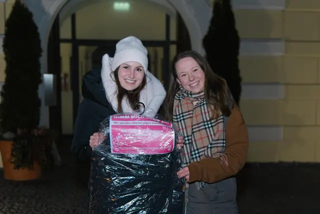 Die Winterjacken werden in Braunau und in Mattighofen aufgehängt. Obdachlose und sozial benachteiligte Menschen dürfen sie sich nehmen. | Foto: Junge Generation Bezirk Braunau