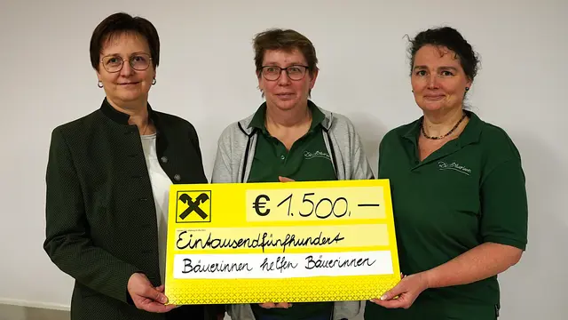 Die Bäuerinnen im Gebiet Zwettl mit Gebietsbäuerin Romana Weber (rechts) und ihrer Stellvertreterin Erna Heider (mitte) übergaben an Bezirksbäuerin Renate Braunsteiner (links) einen Spendenscheck. | Foto: Franz Fichtinger