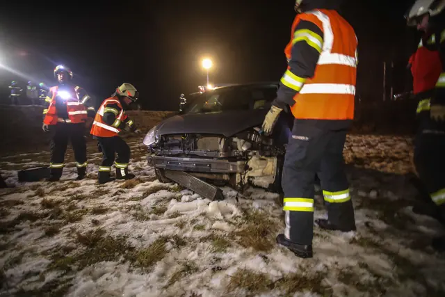Ein Pkw kam von der Paschinger Straße in Marchtrenk von der Fahrbahn ab und landete im Feld daneben. | Foto: laumat.at