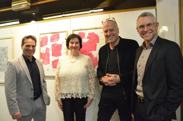 Andreas Wolf (Vorstandsvorsitzender) mit Künstlergespräch-Muse Irene Heisz und dem Mann, der "Bilder mit Sprache schreibt", Bernhard Aichner sowie mit Christoph Allegranzi (Regionaldirektor OST). | Foto: Sabine Schletterer