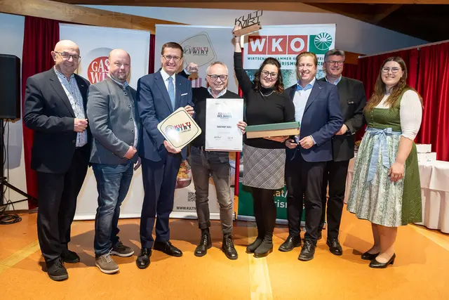 KultiWirt des Jahres 2025: Gerold Royda (Spartenobmann und OÖ-Wirtesprecher WKOÖ), Reinhard Guttner (Obmann KultiWirte OÖ), Wirtschafts- und Tourismuslandesrat Markus Achleitner, Johannes und Bettina Süss (Gasthof Süss), Michael Nell (Obmann Hotellerie), Stefan Praher (Spartengeschäftsführer Tourismus WKOÖ) und Michaela Hölzl (Projektleiterin KultiWirte). | Foto: Cityfoto