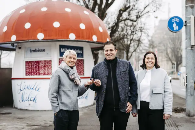 Helga Stark von der Vorarlberg Milch übergibt die Schlüssel für den Milchpilz an die künftigen Gastgeber Michael und Claudia Pfanner-Plangger.  | Foto:  Vorarlberg Milch