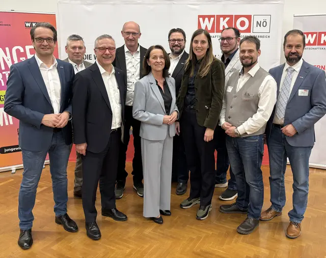 Der Bezirksstellenausschuss mit Direktorin-Stellvertreterin Maria Gindl. | Foto: Bernhard Schabauer