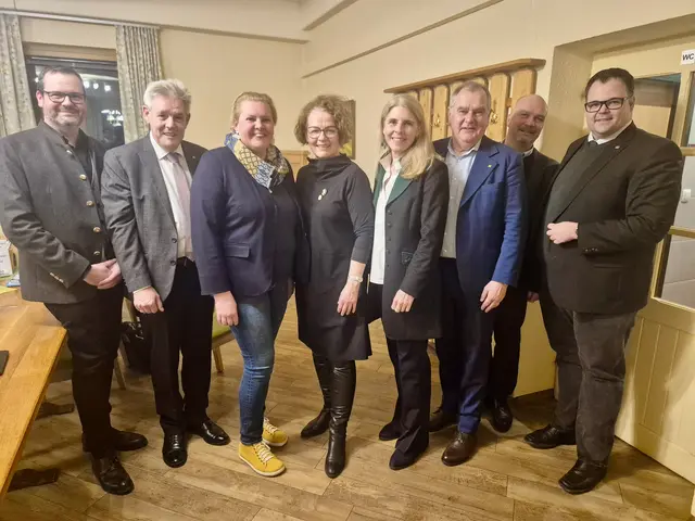 Präsidialleiter der Bildungsdirektion Dietmar Hudsky, LA Hermann Hauer, Regionalbetreuerin Anita Reiner, Landesrätin Christiane Teschl-Hofmeister, Vorsitzende des Zentralausschusses Claudia Andre, LA Franz Dinhobl, Heinz Kerschbaumer, NR Thomas Elian. | Foto: Hannes Mauser/ÖVP