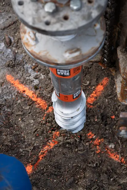 Im Stadtteil Liefering in der Stauffeneggstraße baut die Stadt Salzburg einen Kindergarten aus. Insgesamt 240 Schraubfundamente werden in den Boden gesetzt. | Foto: Stadt Salzburg/Alexander Killer