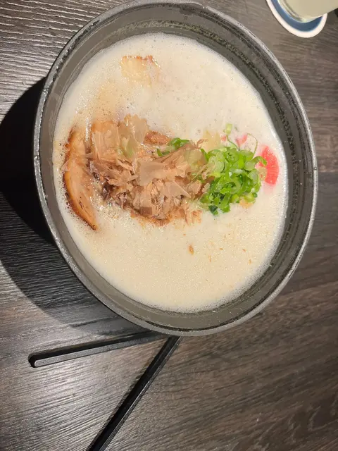 Tonkotsu Ramen – „Reichhaltige Schweinebrühe, hausgemachte Nudeln – die Tonkotsu-Ramen überzeugen durch Kraft. | Foto: Genussspecht
