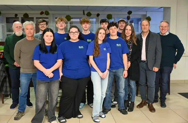 Die drei Native Speaker (v.l.) Jeff Edwards (England), Dave Hibell (Südafrika), William Glasby (Schottland) und die Englischlehrerin Verena Schlosstein (3.v.r.) sowie die beiden Englischlehrer Karl Lobner (2.v.r.) und Günther Kodym (rechts) mit den Schülerinnen und Schülern | Foto: Jürgen Mück